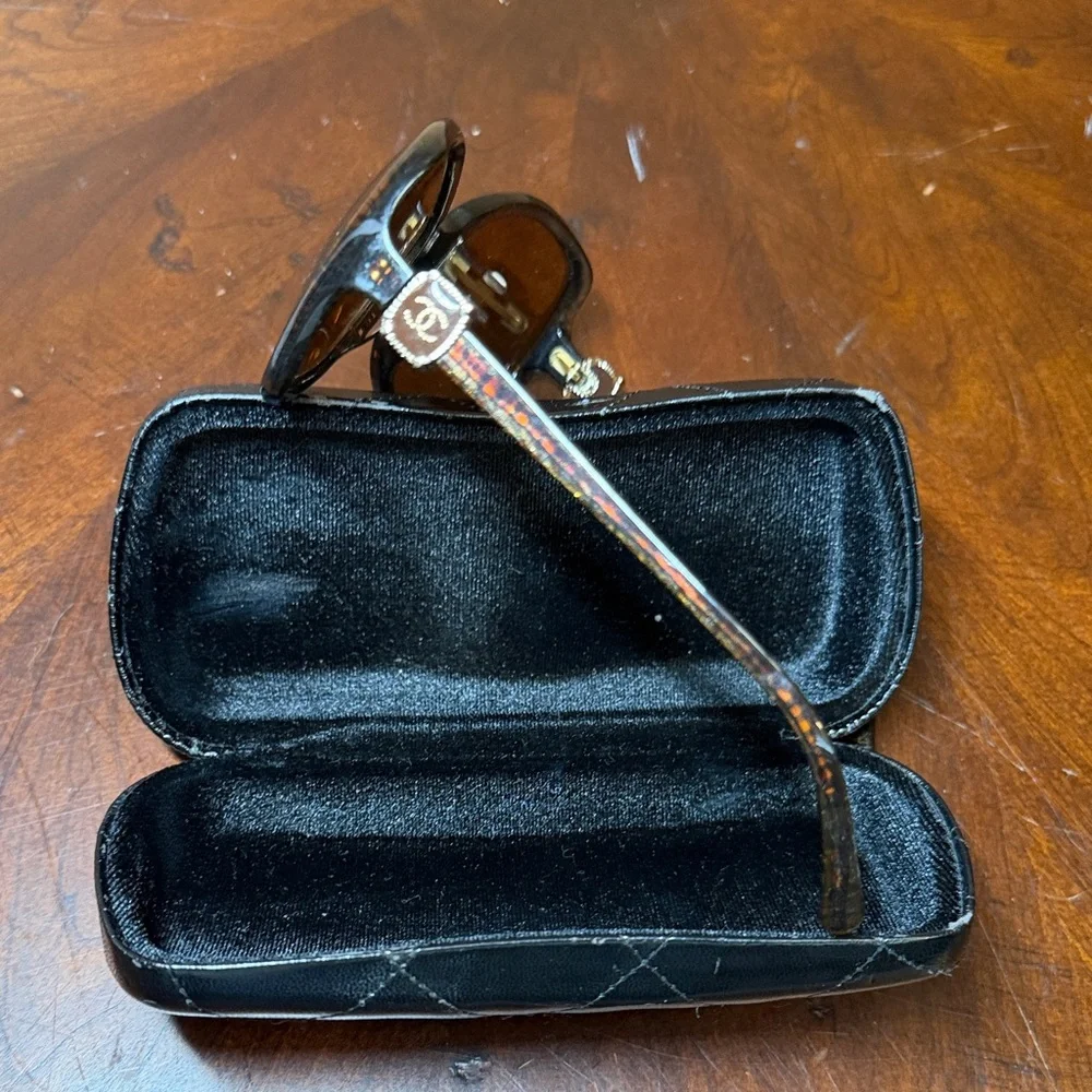 CHANEL Tortoise Shell‎ Sunglasses with Black Case